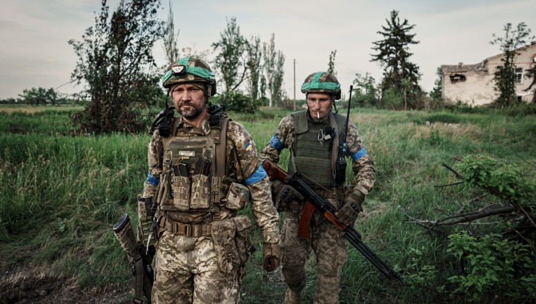 Ucraina își schimbă planurile de luptă pentru a pierde mai puține blindate și alte echipamente militare. Care este însă prețul acestei schimbări de tactică