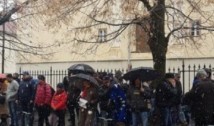 VIDEO Un an proteste zilnice în fața sediului PSD Sibiu aniversate într-un mod inedit: pe melodia We will rock you