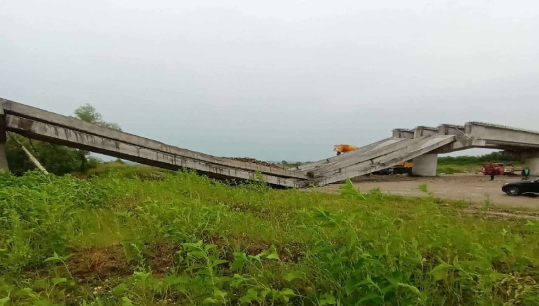 România lucrului bine făcut! O furtună de vară a rupt podul noii șosele de centură a orașului Beclean