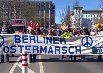 VIDEO Germanii care participă la manifestațiile pacifiste organizate anual cu prilejul Paștelui își schimbă discursul, solicitând trimiterea de armament în sprijinul Ucrainei