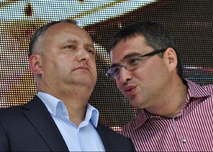 FOTO Deși se prefac că ar fi ”adversari”, rusofilii Dodon și Usatîi sunt controlați din același birou de la Moscova. O nouă DOVADĂ că bufonii joacă pe aceeași partitură kremlinologică