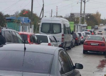 ALEGERI ÎN R. MOLDOVA. Poliția se face preș, din nou, în fața lui Igor Dodon. A înregistrat doar câteva cazuri de turism electoral, în timp ce mașinile transnistrenilor au făcut cozi la secțiile de votare
