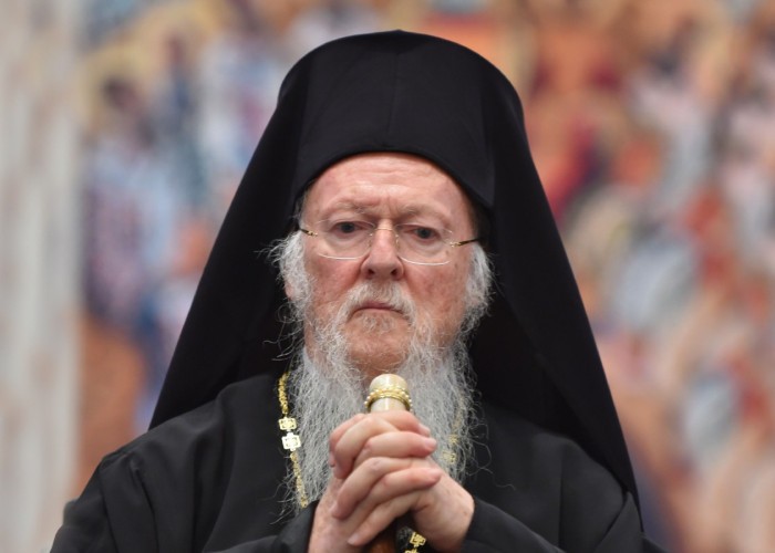 Oamenii Moscovei îl atacă din ce în ce mai violent pe Patriarhul Bartolomeu al Constantinopolului: un manechin cu chipul acestuia a fost incendiat la Kiev de o gașcă de rusofili. Un război vechi