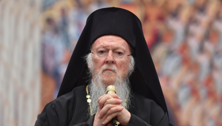 Oamenii Moscovei îl atacă din ce în ce mai violent pe Patriarhul Bartolomeu al Constantinopolului: un manechin cu chipul acestuia a fost incendiat la Kiev de o gașcă de rusofili. Un război vechi