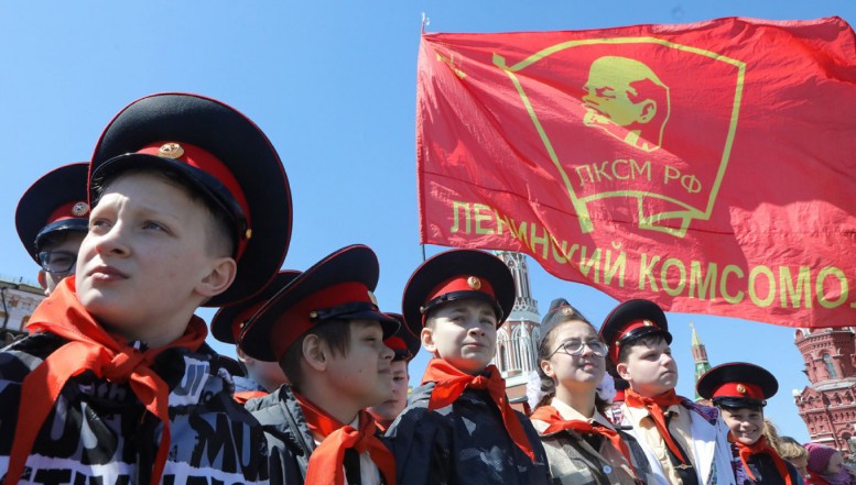 Rusia vrea înapoi la comunism. Peste 5000 de copii au fost aduși în  Piața Roșie pentru a fi făcuți pionieri, la aniversarea a 100 de ani de la înființarea organizației de tineret a Partidului Comunist