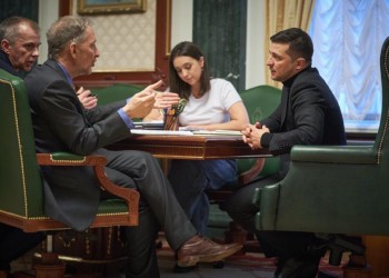 VIDEO Iuliia Mendel, fosta purtătoare de cuvânt a lui Volodimir Zelenski, a eșuat în încercarea de a-l discredita pe liderul de la Kiev în interviul pentru rusofilul Tucker Carlson. Nimeni din Ucraina n-o crede pe cea care acum câțiva ani publica o carte în care își elogia fostul șef