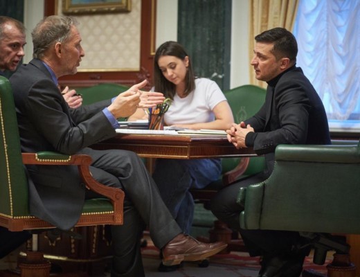 VIDEO Iuliia Mendel, fosta purtătoare de cuvânt a lui Volodimir Zelenski, a eșuat în încercarea de a-l discredita pe liderul de la Kiev în interviul pentru rusofilul Tucker Carlson. Nimeni din Ucraina n-o crede pe cea care acum câțiva ani publica o carte în care își elogia fostul șef