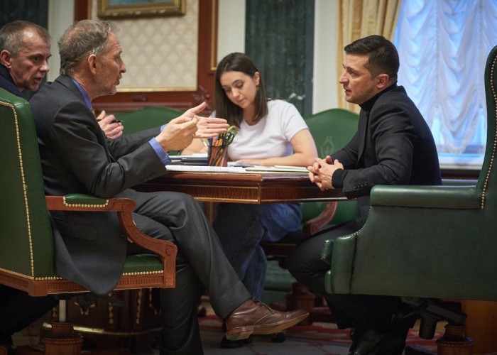 VIDEO Iuliia Mendel, fosta purtătoare de cuvânt a lui Volodimir Zelenski, a eșuat în încercarea de a-l discredita pe liderul de la Kiev în interviul pentru rusofilul Tucker Carlson. Nimeni din Ucraina n-o crede pe cea care acum câțiva ani publica o carte în care își elogia fostul șef