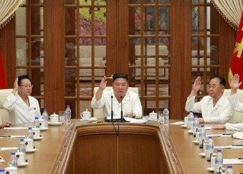 VIDEO. Kim Jong Un s-a ridicat din nou de pe patul de comă. Este îmbrăcat în alb și ține o ședință cu mai mulți tovarăși