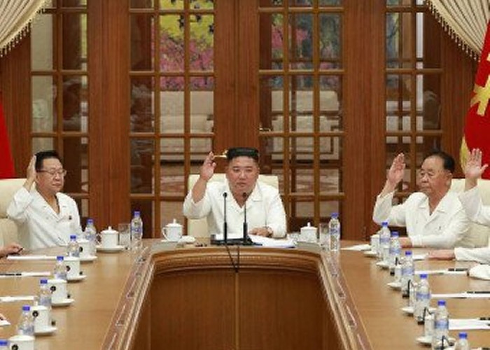 VIDEO. Kim Jong Un s-a ridicat din nou de pe patul de comă. Este îmbrăcat în alb și ține o ședință cu mai mulți tovarăși