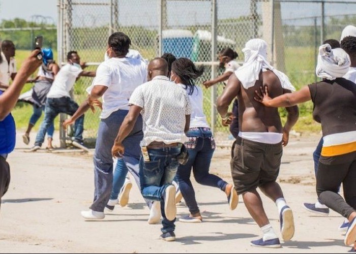 La doar o lună după haosul de pe aeroportul din Kabul, administrația Biden provoacă alte scene sfâșietoare pe alt aeroport, de data asta cu migranții aduși cu forța înapoi în Haiti
