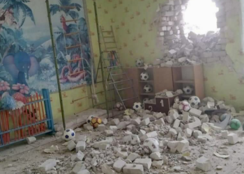 FOTO. Forțele ruse ar fi bombardat o grădiniță din estul Ucrainei, distrugând un perete și rănind mai multe persoane / Separatiștii proruși acuză însă că trupele ucrainene ar fi deschis focul