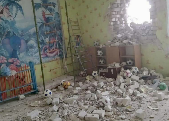 FOTO. Forțele ruse ar fi bombardat o grădiniță din estul Ucrainei, distrugând un perete și rănind mai multe persoane / Separatiștii proruși acuză însă că trupele ucrainene ar fi deschis focul