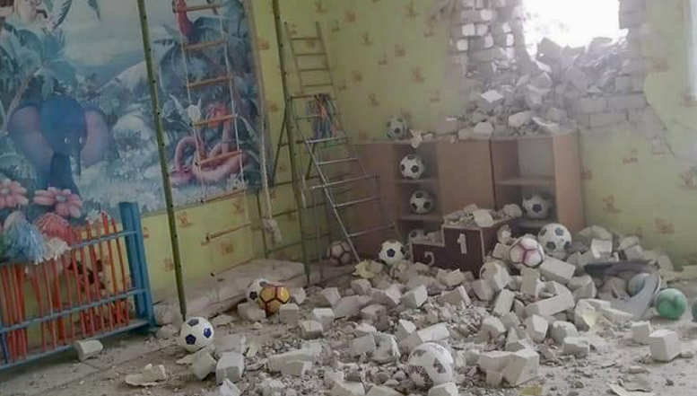 FOTO. Forțele ruse ar fi bombardat o grădiniță din estul Ucrainei, distrugând un perete și rănind mai multe persoane / Separatiștii proruși acuză însă că trupele ucrainene ar fi deschis focul