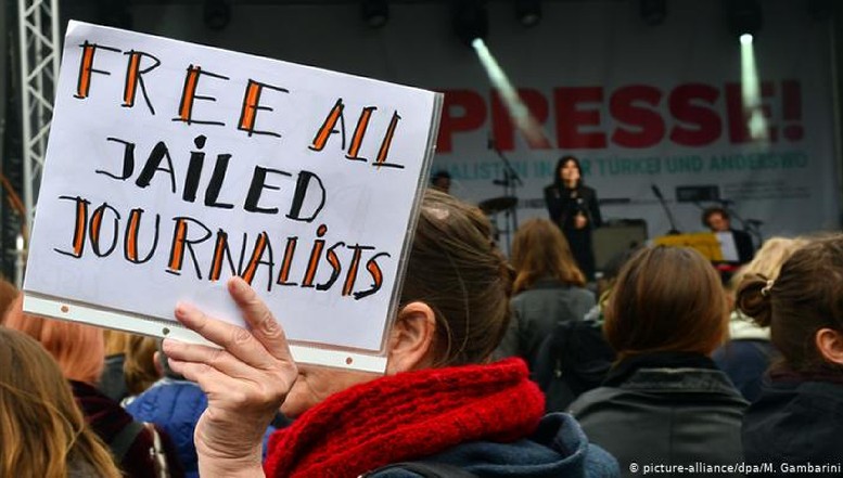 Dictatura pumnului în gură: Turcia, țara cu cei mai mulți jurnaliști ÎNTEMNIȚAȚI. În Rusia sunt preferate asasinatele  