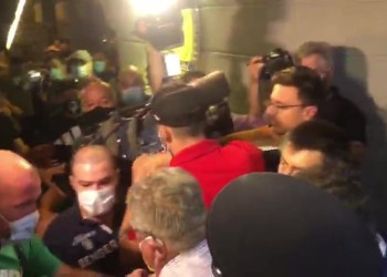 VIDEO. „Minerii” lui Ion Rădoi au agresat jurnaliști în fața sediului DNA. Susținătorii bătăuși ai controversatului lider de sindicat au fost „păziți” de cinci jandarmi speriați
