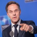 Secretarul general al NATO asigură Bulgaria că Alianța va activa Articolul 5 în cazul unui atac al Iranului. Teheranul spumegă că Sofia și-a dat acceptul pentru ca avioanele-cisternă americane să poate alimenta de la baza aeriană Bezmer. „Forțele NATO vor reacționa și vor neutralia orice amenințare”
