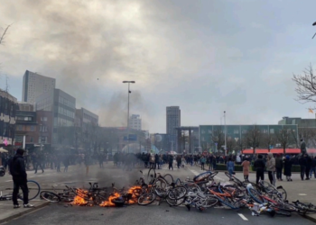 A treia noapte de revolte în Olanda. Poliția olandeză susține că se confruntă cu ”cea mai gravă revoltă din ultimii 40 de ani”. Noile măsuri anti-Covid-19 au transformat străzile în câmp de luptă