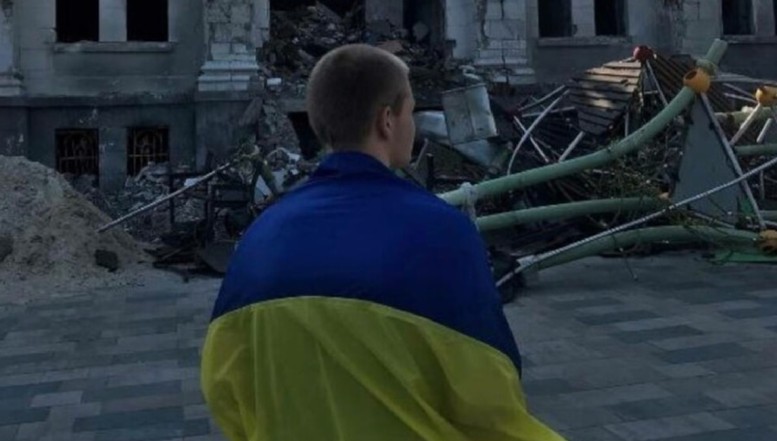 VIDEO. Zelenski anunță că 1028 de localități ucrainene au fost eliberate. Liderul de la Kiev i-a mulțumit tânărului curajos care a ieșit înfășurat în steagul Ucrainei pe străzile din Mariupol, promițându-le oamenilor din teritoriile ocupate că nu vor fi uitați sau lăsați în mâinile rușilor