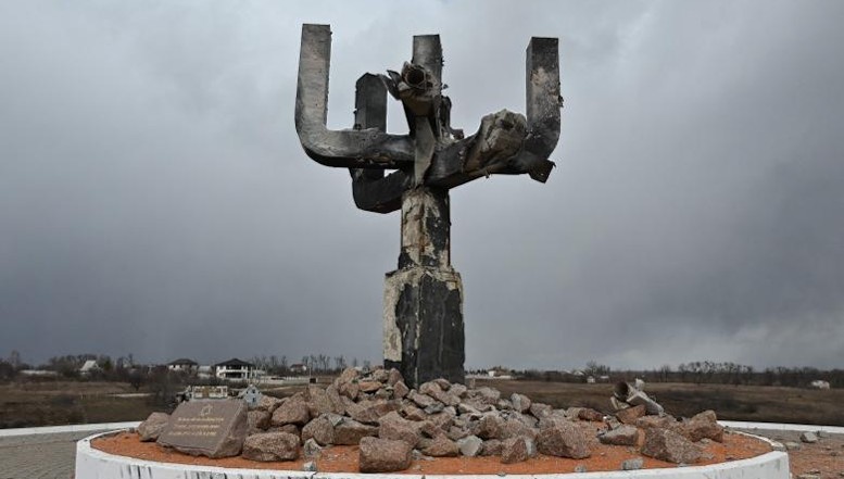 FOTO. O nouă victimă a războiului genocidar putinist. Rușii au bombardat memorialul masacrului antievreiesc de la Drobyzkyi Yar
