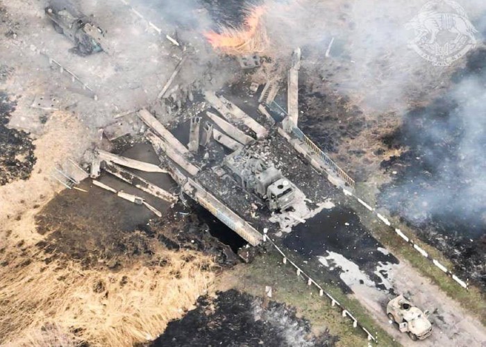 Lovitură grea pentru trupele ruse și în apropiere de Harkiv. Ucrainenii au aruncat în aer un pod plin cu blindate rusești / Situația tragică de la Izium, un Mariupol ceva mai mic: „Am văzut morți chiar și pe acoperișuri. Morga nu mai funcționează. Este plină până la refuz. Autoritățile nu au utilaje să scoată oamenii de sub ruine”