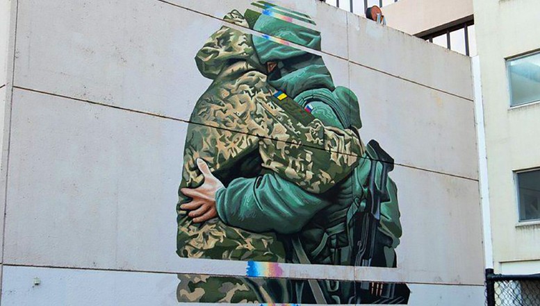 Nu mai e loc de împăcare! O pictură murală cu doi soldați, ai Rusiei și Ucrainei, îmbrățișați, a fost ștearsă la câteva zile după realizare!