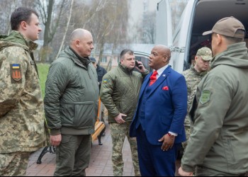 Pastorul Mark Burns, consilierul spiritual al lui Trump: ”Sprijinirea Ucrainei este exact America First! Trebuie să înarmăm Ucraina până-n dinți”/ ”Riscăm să vedem cum R.Moldova va cădea! Rusia și BRICS sunt o amenințare directă pentru SUA”