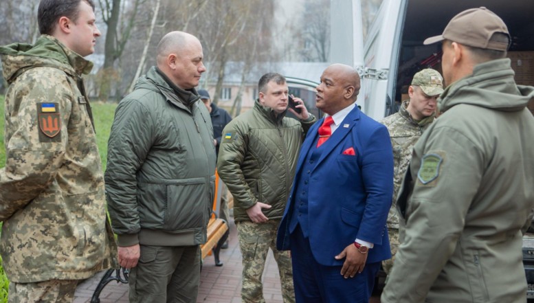 Pastorul Mark Burns, consilierul spiritual al lui Trump: ”Sprijinirea Ucrainei este exact America First! Trebuie să înarmăm Ucraina până-n dinți”/ ”Riscăm să vedem cum R.Moldova va cădea! Rusia și BRICS sunt o amenințare directă pentru SUA”