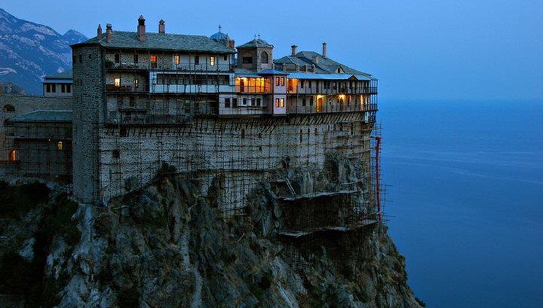 Situație dramatică la Muntele Athos. Peste jumătate din călugării trăitori pe Sfântul Munte au COVID-19