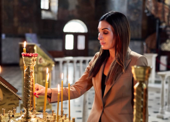 Influencerița MAGA Laura Loomer, o apropiată a lui Donald Trump, se dezlănțuie împotriva lui Vladimir Putin, după o vizită la Lavra Pecerska din Kiev: „I-au atacat cu drone pe Iisus Hristos și Maica Domnului! Uitați-vă la unghiul de pătrundere a dronelor. Putin și armata sa i-au țintit direct pe Iisus și pe Maica Domnului”