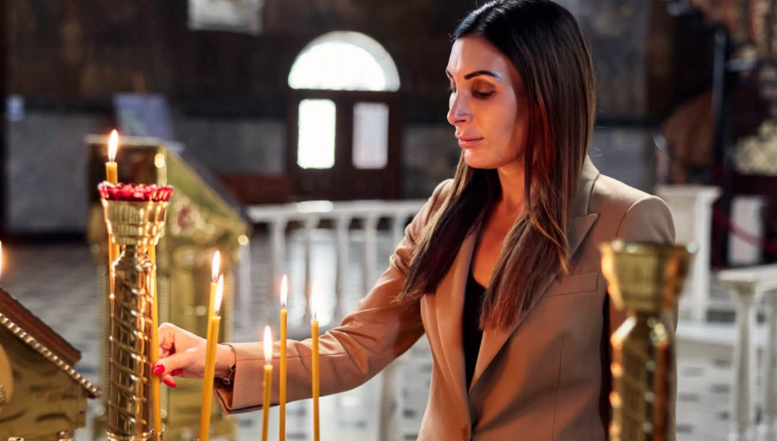 Influencerița MAGA Laura Loomer, o apropiată a lui Donald Trump, se dezlănțuie împotriva lui Vladimir Putin, după o vizită la Lavra Pecerska din Kiev: „I-au atacat cu drone pe Iisus Hristos și Maica Domnului! Uitați-vă la unghiul de pătrundere a dronelor. Putin și armata sa i-au țintit direct pe Iisus și pe Maica Domnului”