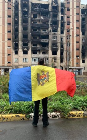 Galerie FOTO: Ce mesaje îi transmit basarabenii lui Putin, după ce bombardamentele rusești din Ucraina i-au lăsat fără lumină în case