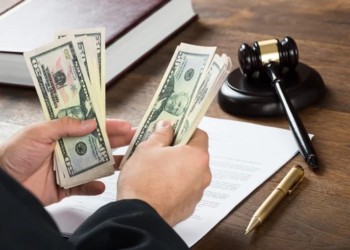 Șpăgi de milioane de euro pentru judecători implicați în dosare grele. O șpagă de un milion de euro ar fi fost primită de o judecătoare în Bulgaria, prin intermediul unei grefiere. Jurnalist: „Astfel de situații cu sume amețitoare sunt cu zecile, cu sutele” / Sursă: Unii judecători pretind procent din „prejudiciu”, dar nu mai puțin de 100.000 de euro!