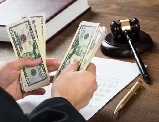 Șpăgi de milioane de euro pentru judecători implicați în dosare grele. O șpagă de un milion de euro ar fi fost primită de o judecătoare în Bulgaria, prin intermediul unei grefiere. Jurnalist: „Astfel de situații cu sume amețitoare sunt cu zecile, cu sutele” / Sursă: Unii judecători pretind procent din „prejudiciu”, dar nu mai puțin de 100.000 de euro!