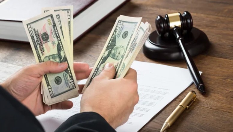 Șpăgi de milioane de euro pentru judecători implicați în dosare grele. O șpagă de un milion de euro ar fi fost primită de o judecătoare în Bulgaria, prin intermediul unei grefiere. Jurnalist: „Astfel de situații cu sume amețitoare sunt cu zecile, cu sutele” / Sursă: Unii judecători pretind procent din „prejudiciu”, dar nu mai puțin de 100.000 de euro!