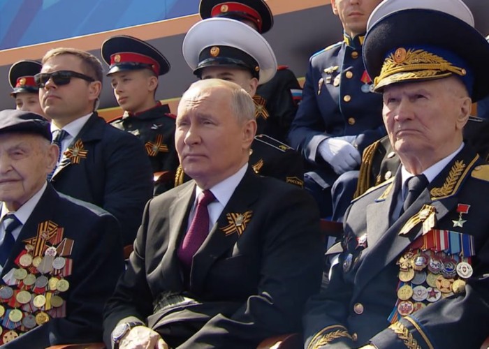 Cei doi ”veterani de război” care au stat alături de Putin la parada de la Moscova NU au luptat în cel de-Al Doilea Război Mondial. Minciunile Kremlinului