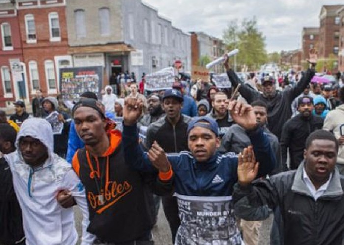 Pentru a proteja populația de culoare, Procuratura din Baltimore a anunțat că nu va mai urmări penal o serie de infracțiuni ușoare, începând cu urinarea și defecarea în public, dar e vorba și despre posesia și intenția de a vinde droguri