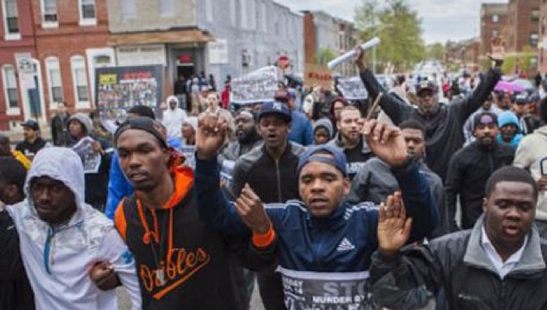 Pentru a proteja populația de culoare, Procuratura din Baltimore a anunțat că nu va mai urmări penal o serie de infracțiuni ușoare, începând cu urinarea și defecarea în public, dar e vorba și despre posesia și intenția de a vinde droguri