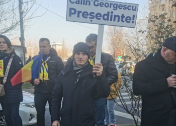VIDEO. Câte clase are, în realitate, senatorul penal de la POT care afirma într-un CV oficial că s-a înscris la cursuri de „business” pe un site de matrimoniale. Reacția siderantă a liderei georgiste Anamaria Gavrilă: „Acest elitism disprețuitor trebuie să înceteze!” Parlamentul nu este „un club al celor cu diplome și aroganță”