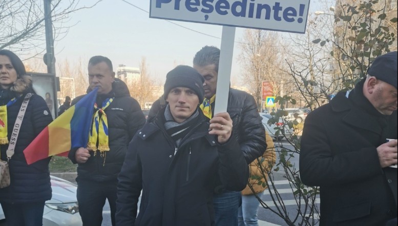 VIDEO. Câte clase are, în realitate, senatorul penal de la POT care afirma într-un CV oficial că s-a înscris la cursuri de „business” pe un site de matrimoniale. Reacția siderantă a liderei georgiste Anamaria Gavrilă: „Acest elitism disprețuitor trebuie să înceteze!” Parlamentul nu este „un club al celor cu diplome și aroganță”