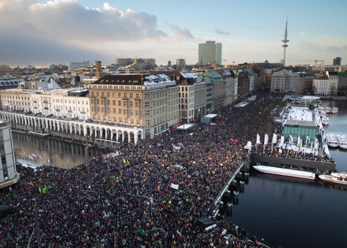 Peste un milion de nemți au ieșit în stradă după o întâlnire secretă a extremiștilor de la AfP și neonaziștilor / Lidera AfD promite public un referendum pe modelul Brexitului