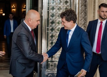 VIDEO. Cei mai importanți politicieni ai României fug de responsabilitate în ce privește justiția, lăsându-i singuri pe magistrații curajoși care au expus abuzuri, interferențe în favoarea infractorilor și fapte grave de corupție. Ilie Bolojan afirmă că vrea stabilitate și că nu-l poate pedepsi pe Cătălin Predoiu pentru greșeli din trecut