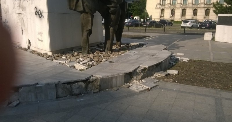 monument-piata-revolutiei-deteriorat.jpg