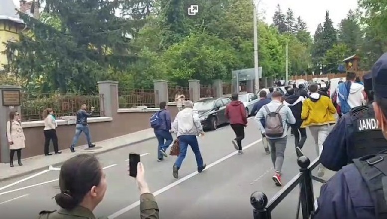VIDEO. Viorica Dăncilă, alergată la CLUJ prin tot orașul de protestatari. Premierul cu bureți a intrat într-o capelă ca să nu dea piept cu mulțimea furioasă
