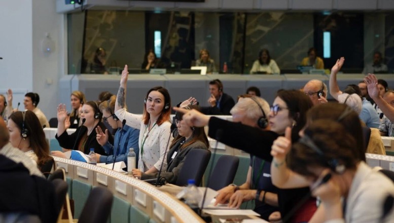 România riscă să rămână fără fonduri europene din cauza deficitului excesiv. Analist: „Economia privată supraviețuiește, problema este în sectorul public” / România are, în prezent, 14.000 de instituții publice. Nicușor Dan: „Ministerul Agriculturii are câte ȘAPTE deconcentrate în fiecare județ și nu e logic să existe un așa număr”
