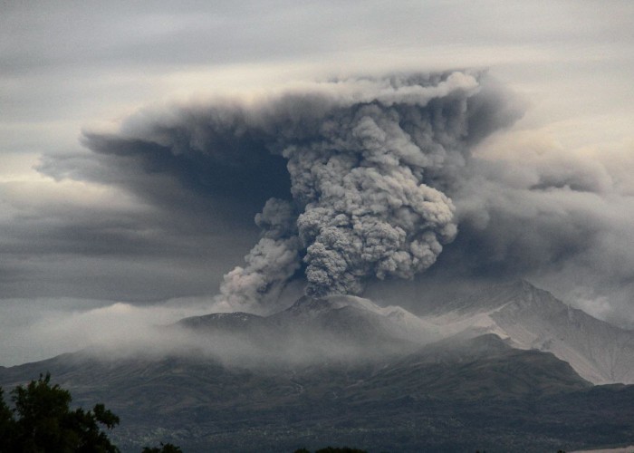 VIDEO. Cutremur de peste 7 grade în Rusia, urmat de erupția vulcanului „Muntele fumător”