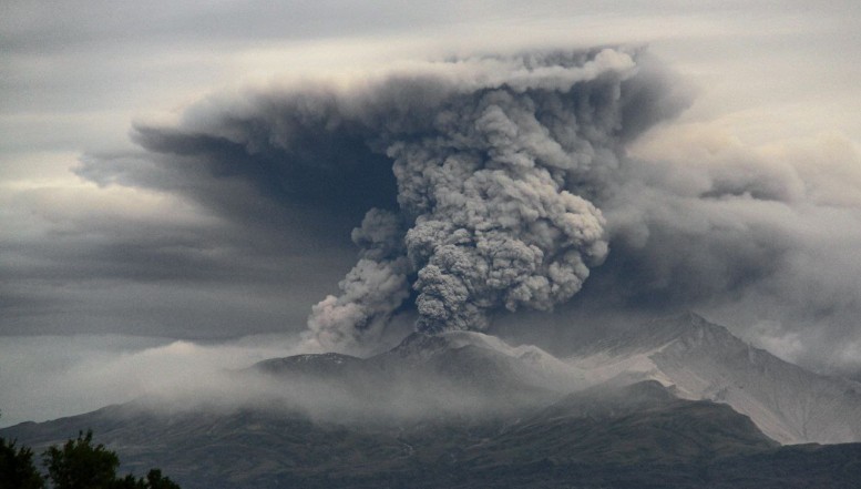 VIDEO. Cutremur de peste 7 grade în Rusia, urmat de erupția vulcanului „Muntele fumător”