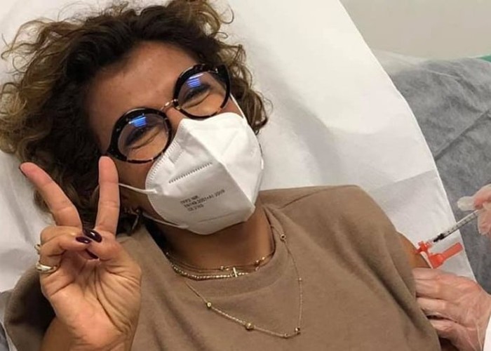 O doctoriță la reanimare se vaccinează și exultă: ”Ce este în vaccinul antiCovid? Săruturile și îmbrățișările uitate, excursiile și bătrânii așezați la masa de Crăciun”