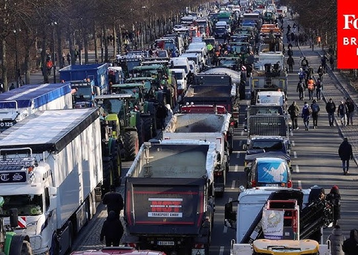 VIDEO Fermierii germani desfășoară marea BLOCADĂ asupra întregii țări. În pofida unor concesii făcute de Guvernul de la Berlin, protestele continuă