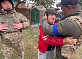VIDEO. Moment de o frumusețe copleșitoare într-un război cumplit. Fiul-militar eliberează satul mamei de la granița cu Rusia. „Am știut că vei veni, una din florile mele s-a deschis”